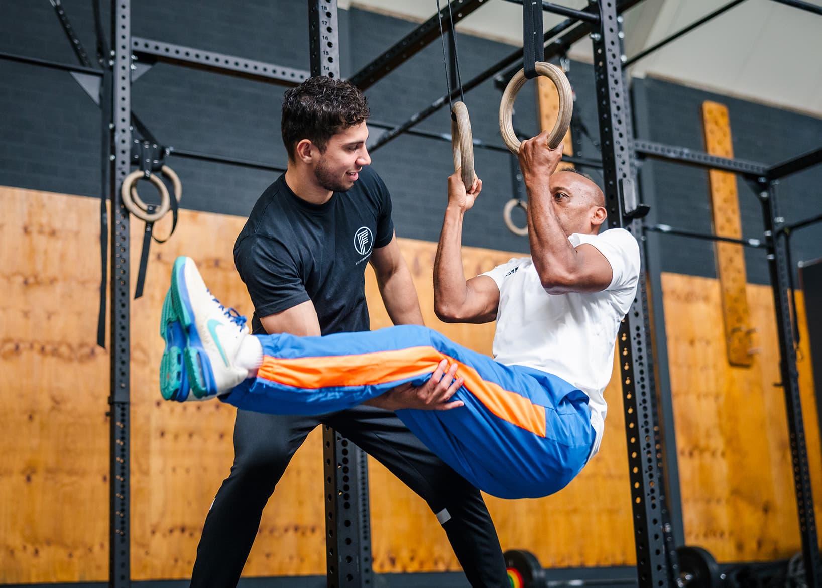 Fysiotherapeut Bart legt uit hoe de legpress uitgevoerd moet worden.