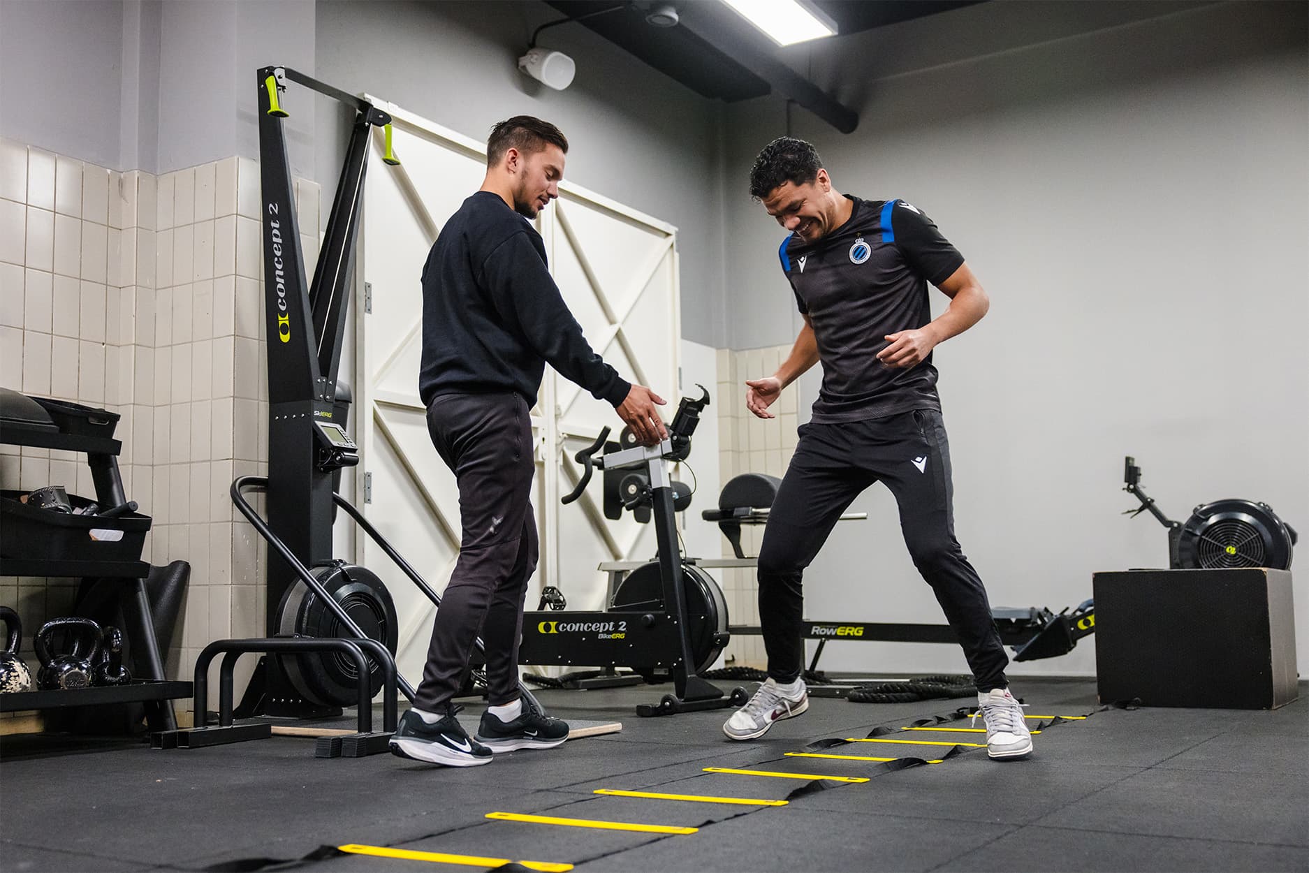 Fysiotherapeut Bart legt uit hoe de legpress uitgevoerd moet worden.