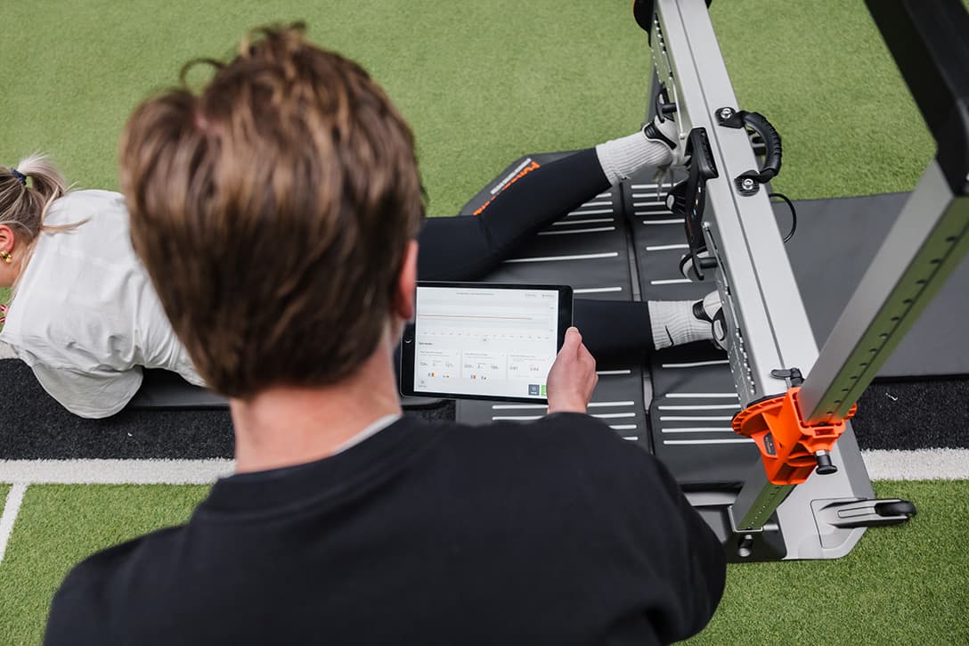 Fysiotherapeut Bart bekijkt de prestaties via het VALD systeem.