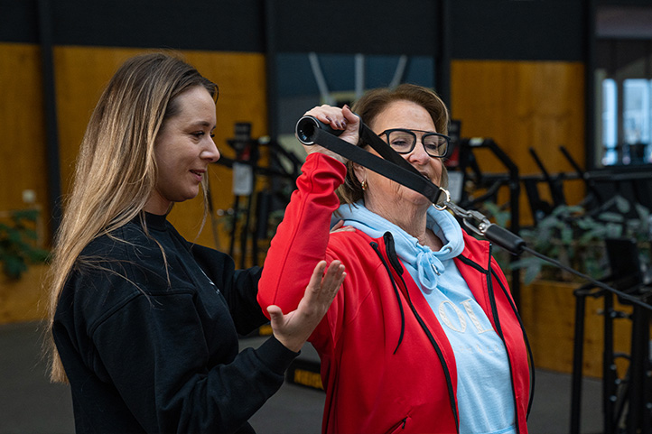 Fysiotherapeut Michelle legt uit hoe de oefening uitgevoerd moet worden.